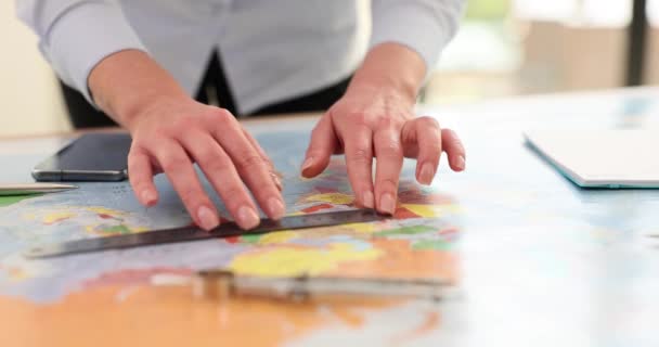Mujer Con Regla Toma Medidas Mapa Del Mundo Especialista Cartógrafo — Vídeo de stock
