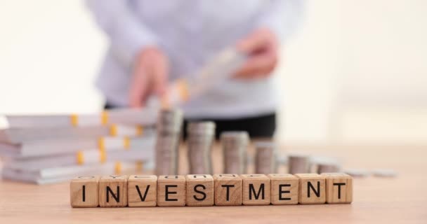 Investitionswort Mit Stapeln Von Münzen Und Stapeln Von Dollars Finanzinvestitionen — Stockvideo