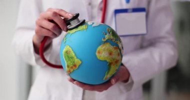 Steteskoplu doktor kardiyolog dünyayı dinler. Gezegenin sağlığı ve korunması