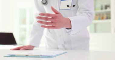 Doktor ya da hemşire el sıkışma ya da yardım eli uzatıyor. Ortaklık, güven ve tıbbi hizmetler kavramı