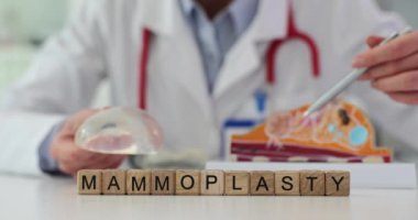Mammolog doktorun elinde yeni moda silikon göğüs implantı var. Göğüs estetiği