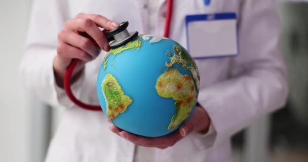 Dokter Cardioloog Met Stethoscoop Luistert Naar Globe Gezondheid Bescherming Van — Stockvideo
