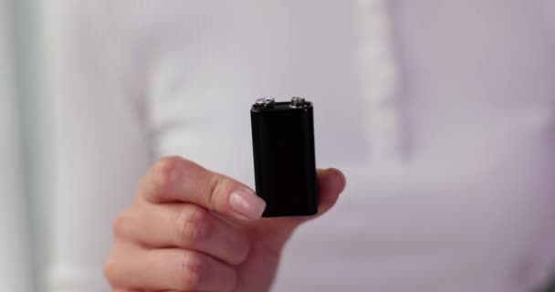 Czarna Korona Baterii Kobiecych Rękach Wysokiej Jakości Akumulator Koronowy — Wideo stockowe
