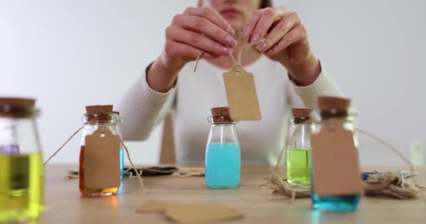 Flessen Met Veelkleurige Vloeistof Cosmetoloog Expert Met Label Verkoop Van — Stockvideo