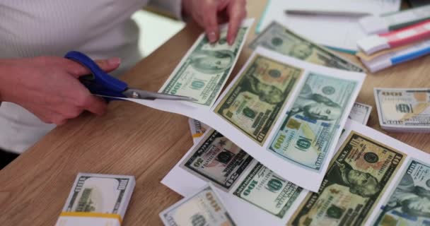 屋内のテーブルのハサミでドル紙幣をカットするカウンターフィッター 偽のお金と詐欺コンセプト — ストック動画