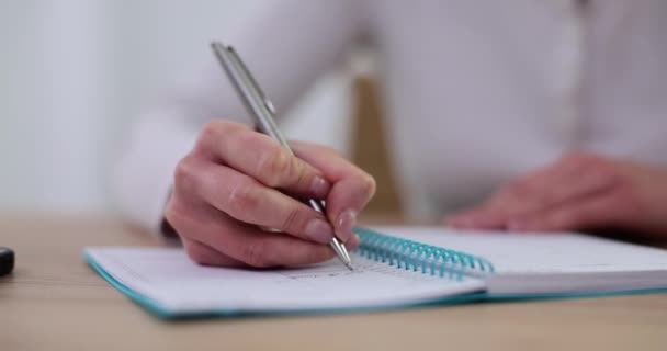 Жінка Сидить Столом Тримаючи Ручку Пишучи Щоденнику Крупним Планом Бізнес — стокове відео