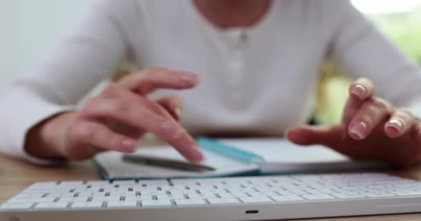 Handen Van Een Zakenvrouw Ondernemer Journalist Die Werkt Laptop Computer — Stockvideo