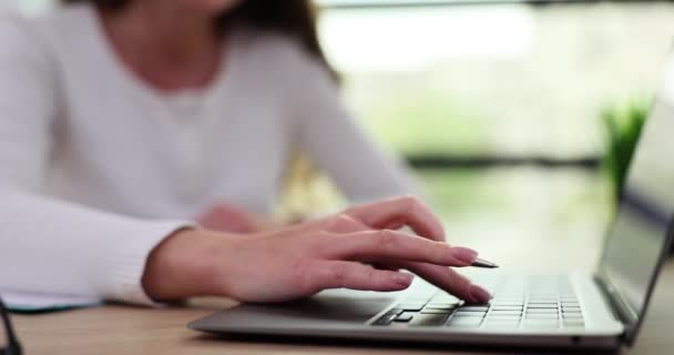 Freelancer Feminino Senta Mesa Com Laptop Escreve Notas Bloco Notas — Vídeo de Stock