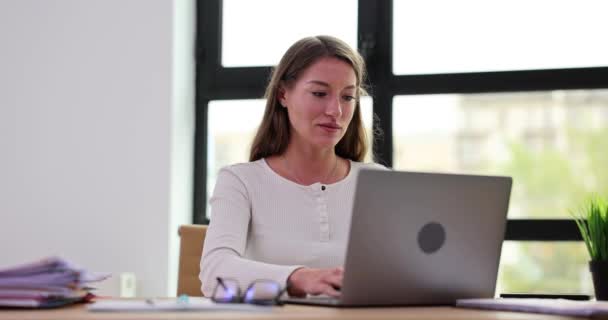 Fokuserad Affärskvinna Arbetar Bärbar Dator Hemmakontoret Kvinnlig Chef Skriva Laptop — Stockvideo