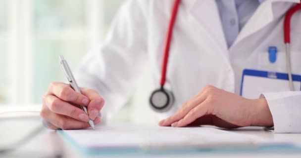 Ärztin Schreibt Rezept Und Versicherungsformular Registrierung Medizinischer Dokumente — Stockvideo