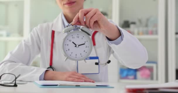 Kobieta Trzyma Wartę Ręku Czas Zadbać Zdrowie Terminową Wizytę Lekarza — Wideo stockowe