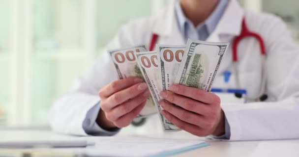 医師はクリニックでドルマネーを数えています 医療サービスのコストと医療の腐敗 — ストック動画