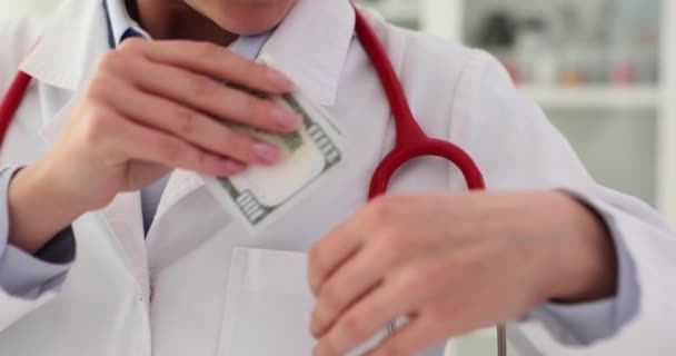Médico Põe Dinheiro Bolsos Casaco Branco Conceito Corrupção Medicina — Vídeo de Stock