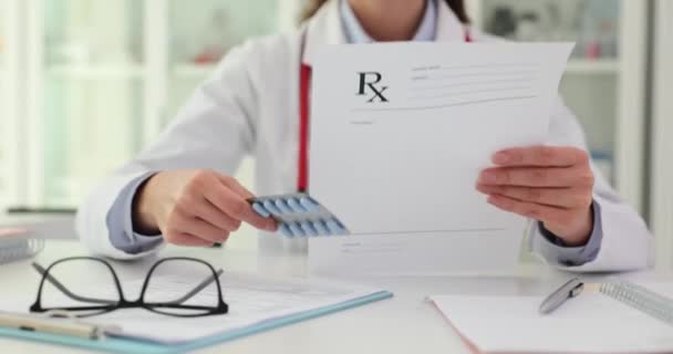 Médecin Détient Des Prescriptions Médicales Pilules Médicales Instructions Pour Délivrer — Video