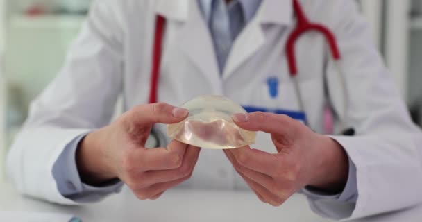 Läkare Plastikkirurg Håller Och Känner Ett Silikonimplantat Bröstförstoring Kirurgi — Stockvideo
