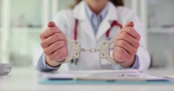 Mão Cardiologista Terapeuta Algemas Clínica Medicina Crime Lei Contra Médicos — Vídeo de Stock