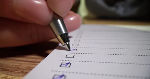 Close Van Hand Controleren Tikken Blauwe Pen Checklist Checkbox Lijst — Stockvideo