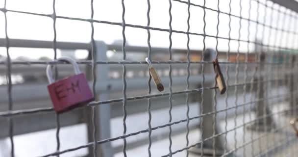Schlösser Der Liebe Und Freundschaft Auf Der Brücke Beziehungen Liebe — Stockvideo