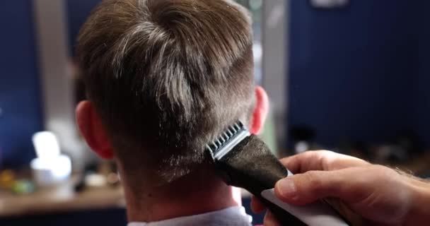 Männerfrisur Mit Haarschneidemaschine Hinten Schönheitssalon Friseur Gibt Männlichen Kunden Kurzhaarschnitt — Stockvideo