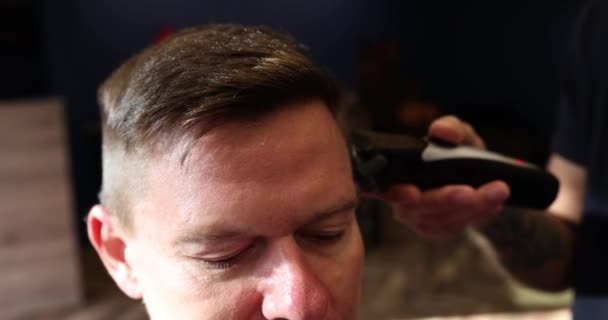 Moderne Friseur Schneidet Haare Mit Einem Trimmer Professionellen Friseursalon Und — Stockvideo