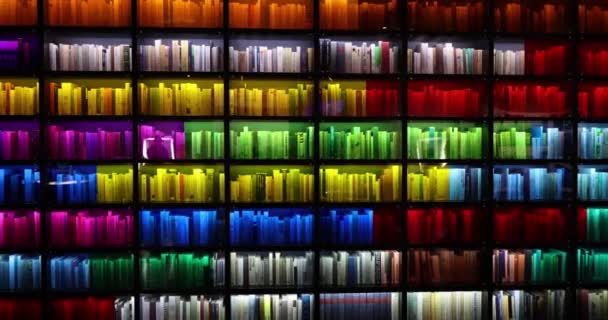 図書館の多色の本棚に関する書籍マニュアルや教科書 学校教育コンセプト — ストック動画