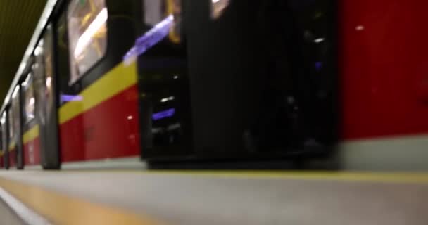 Vlak Červeného Metra Přijíždí Stanice Metra City — Stock video