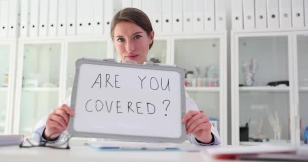 Terapist Hemşire Elinde Yazılı Bir Pano Tutuyor Sigortanız Sağlık Hizmetleriniz — Stok video