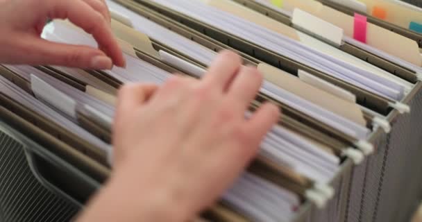 Руки Ищут Папки Документами Личного Финансирования Документация Архив — стоковое видео