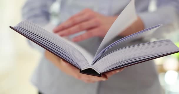 Kobiety Przewracają Kartki Książek Czytanie Edukacja Flip Przez Podręcznik — Wideo stockowe