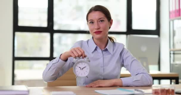 オフィスの目覚まし時計を持つ若い美しいビジネス女性 時間管理アジェンダとワーキングタイムプランニング — ストック動画