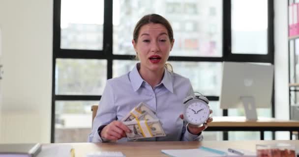 Çalar Saati Bir Sürü Parası Olan Bir Kadını Finans Yatırım — Stok video