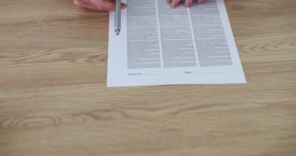Пропонуючи Підписати Концепцію Контракту Бізнес Леді Пропонує Прочитати Умови Угоди — стокове відео