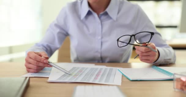 Wanita Bisnis Membaca Laporan Dokumen Dan Memegang Pena Dan Kacamata — Stok Video