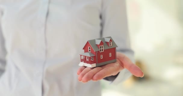 Handhållna Hus Modell Fastigheter Koncept Köp Försäljning Och Uthyrning Fastigheter — Stockvideo