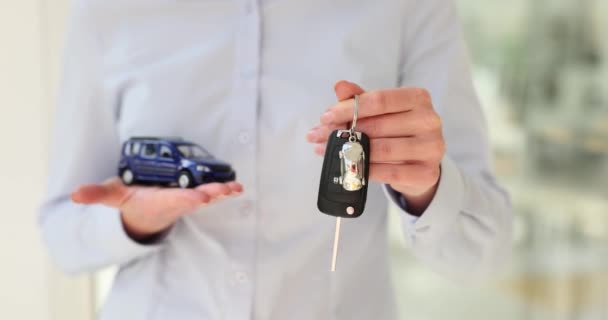 经销商代理持有钥匙和玩具车特写 运输保险和汽车采购 — 图库视频影像