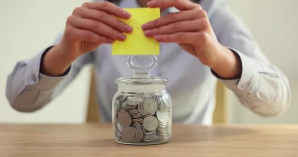 コインと教育に関するテキスト付きの透明なブタバンク トレーニングへの財務投資 — ストック動画