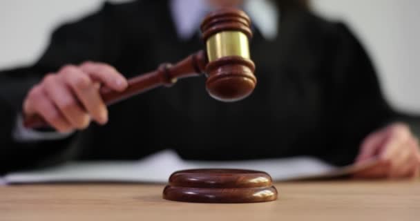 Судья Стучит Молотком Зале Суда Выносит Вердикт Закон Решение Суда — стоковое видео