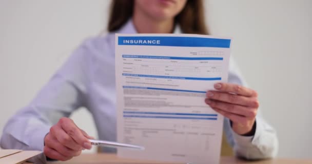 保险代理人和投保人向客户解释保险单 人寿保险 — 图库视频影像