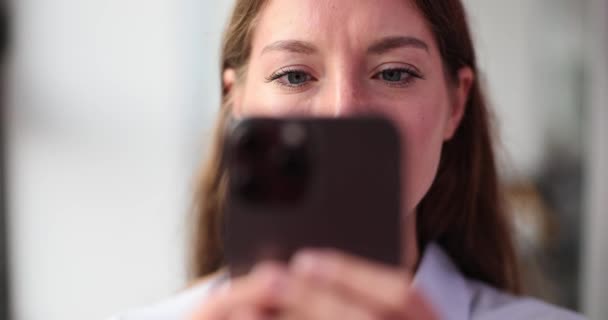Close Van Een Vrouw Verslaafd Aan Smartphone Verslaving Aan Gadgets — Stockvideo