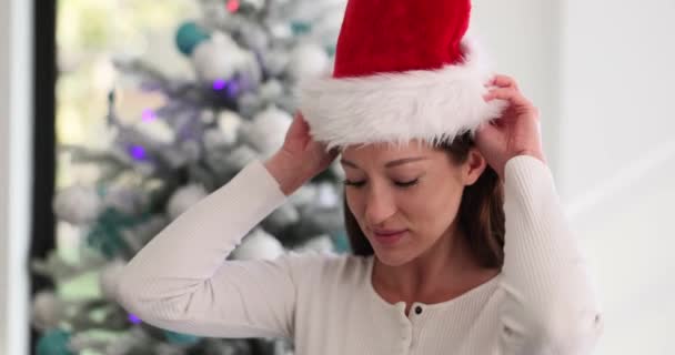 Egy Fiatal Karácsonyi Kalapot Vesz Fel Gyönyörű Barna Néz Kamera — Stock videók