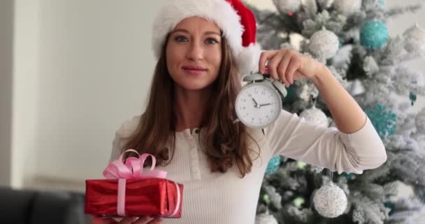 Fille Noël Dans Chapeau Santa Tenant Boîte Cadeau Réveil Est — Video