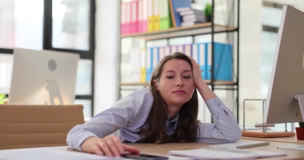 Співробітник Втомленої Компанії Чекає Закінчення Робочого Дня Сидячи Сучасному Офісі — стокове відео