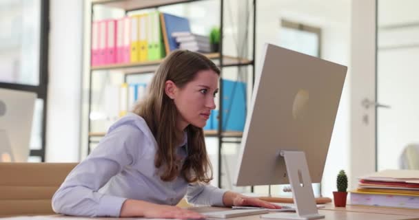 職場で怒り狂った大人の女性がコンピュータを壊すことにショックを受けた オフィスのビジネスワーカーは コンピュータとのビジネス上の問題との接続の喪失を心配しました — ストック動画