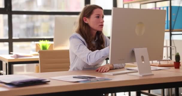 Junge Schöne Frau Schaut Büro Auf Laptop Computer Enttäuscht Und — Stockvideo