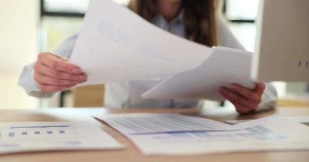 Geschäftsfrau Studiert Dokumente Schreibtisch Schulung Zur Betriebswirtschaftlichen Finanzberichterstattung — Stockvideo