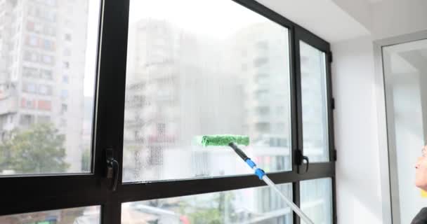 家庭主妇做家务活 洗刷公寓的窗户 窗户清洁服务及在家中使用拖把清洁窗户的女性清洁剂 — 图库视频影像