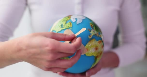 Frau Hält Globus Des Planeten Erde Mit Klebepflaster Pandemie Und — Stockvideo