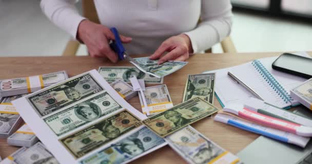 Fechar Mulher Cortando Dólares Americanos Impressos Frauders Vendem Dinheiro Falso — Vídeo de Stock