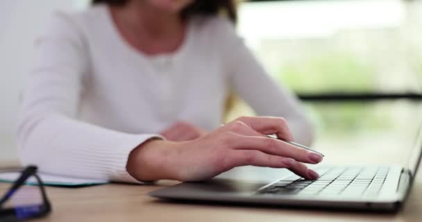 Vrouw Schrijft Tekst Papieren Notitieblok Laptop Computer Kantoor Kleine Bedrijven — Stockvideo