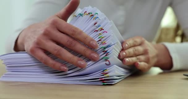 Vrouw Die Papieren Documenten Sorteert Met Paperclips Van Dichtbij Werken — Stockvideo